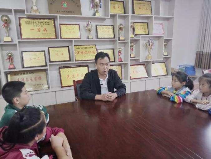 孟津张盘小学足球队：从水泥地到国际冠军的