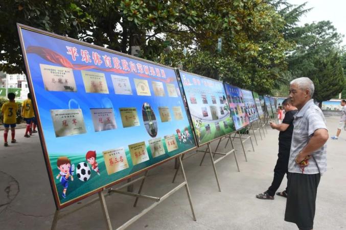 世纪园小学四年级足球冠军_世纪园小学足球教练_小学足球比赛冠军