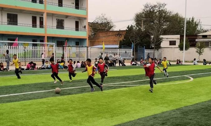 小学足球比赛冠军_世纪园小学四年级足球冠军_世纪园小学足球教练