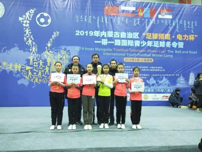 小学足球比赛冠军_世纪园小学四年级足球冠军_世纪园小学足球教练