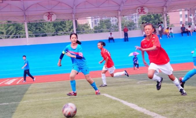 世纪园小学足球教练_世纪园小学四年级足球冠军_小学足球比赛冠军
