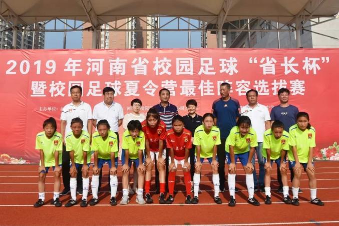 世纪园小学足球教练_小学足球比赛冠军_世纪园小学四年级足球冠军