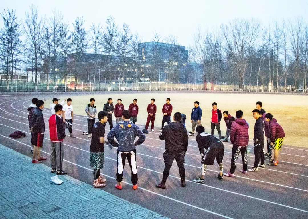橄榄球单手接球_橄榄球单挑篮球规则是什么_橄榄球1v1规则